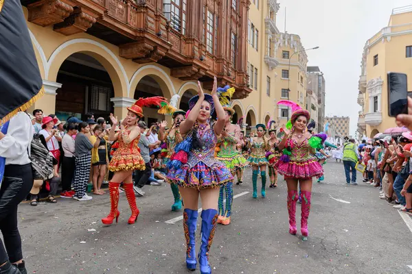4 Şubat 2024, Lima Peru. Candelaria Bakiresi 'nin Lima Meydanı' ndaki geçit töreni..