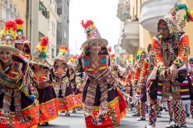 4 Şubat 2024, Lima Peru. Dansçılar ve müzik grupları Lima 'nın ana meydanında Candelaria bakiresinin geçit töreninde..