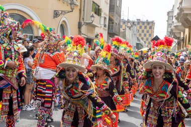 4 Şubat 2024, Lima Peru. Dansçılar ve müzik grupları Lima 'nın ana meydanında Candelaria bakiresinin geçit töreninde..
