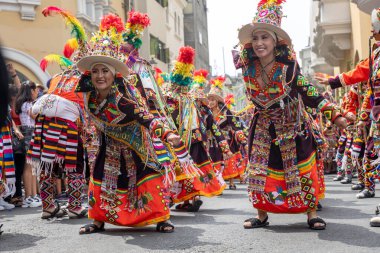 4 Şubat 2024, Lima Peru. Dansçılar ve müzik grupları Lima 'nın ana meydanında Candelaria bakiresinin geçit töreninde..
