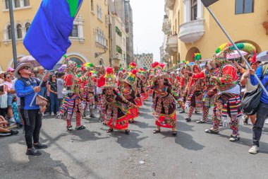4 Şubat 2024, Lima Peru. Dansçılar ve müzik grupları Lima 'nın ana meydanında Candelaria bakiresinin geçit töreninde..