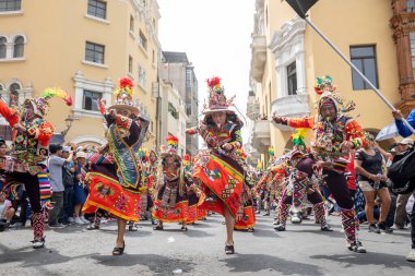 4 Şubat 2024, Lima Peru. Dansçılar ve müzik grupları Lima 'nın ana meydanında Candelaria bakiresinin geçit töreninde..