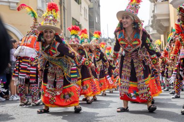 4 Şubat 2024, Lima Peru. Dansçılar ve müzik grupları Lima 'nın ana meydanında Candelaria bakiresinin geçit töreninde..