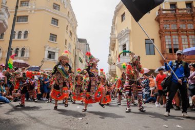 4 Şubat 2024, Lima Peru. Dansçılar ve müzik grupları Lima 'nın ana meydanında Candelaria bakiresinin geçit töreninde..