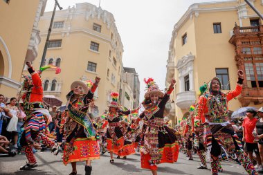 4 Şubat 2024, Lima Peru. Dansçılar ve müzik grupları Lima 'nın ana meydanında Candelaria bakiresinin geçit töreninde..