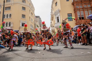 4 Şubat 2024, Lima Peru. Dansçılar ve müzik grupları Lima 'nın ana meydanında Candelaria bakiresinin geçit töreninde..