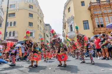 4 Şubat 2024, Lima Peru. Dansçılar ve müzik grupları Lima 'nın ana meydanında Candelaria bakiresinin geçit töreninde..