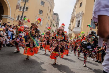 4 Şubat 2024, Lima Peru. Dansçılar ve müzik grupları Lima 'nın ana meydanında Candelaria bakiresinin geçit töreninde..