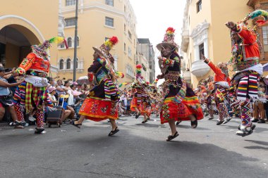 4 Şubat 2024, Lima Peru. Dansçılar ve müzik grupları Lima 'nın ana meydanında Candelaria bakiresinin geçit töreninde..