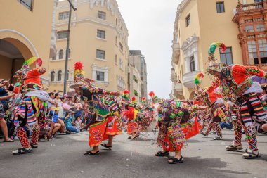 4 Şubat 2024, Lima Peru. Dansçılar ve müzik grupları Lima 'nın ana meydanında Candelaria bakiresinin geçit töreninde..
