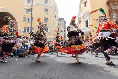 4 Şubat 2024, Lima Peru. Dansçılar ve müzik grupları Lima 'nın ana meydanında Candelaria bakiresinin geçit töreninde..
