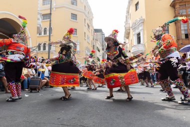 4 Şubat 2024, Lima Peru. Dansçılar ve müzik grupları Lima 'nın ana meydanında Candelaria bakiresinin geçit töreninde..