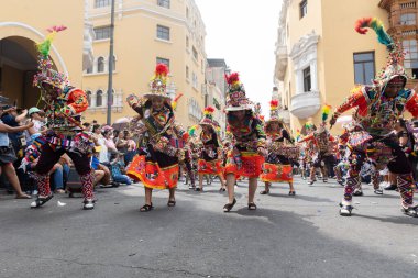 4 Şubat 2024, Lima Peru. Dansçılar ve müzik grupları Lima 'nın ana meydanında Candelaria bakiresinin geçit töreninde..