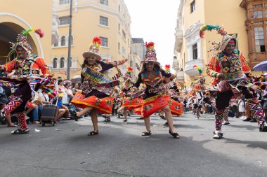4 Şubat 2024, Lima Peru. Dansçılar ve müzik grupları Lima 'nın ana meydanında Candelaria bakiresinin geçit töreninde..