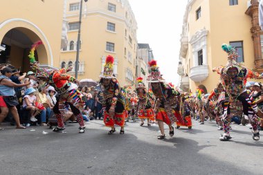 4 Şubat 2024, Lima Peru. Dansçılar ve müzik grupları Lima 'nın ana meydanında Candelaria bakiresinin geçit töreninde..