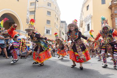 4 Şubat 2024, Lima Peru. Dansçılar ve müzik grupları Lima 'nın ana meydanında Candelaria bakiresinin geçit töreninde..