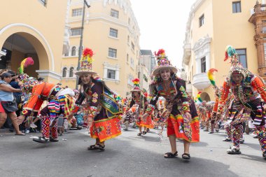 4 Şubat 2024, Lima Peru. Dansçılar ve müzik grupları Lima 'nın ana meydanında Candelaria bakiresinin geçit töreninde..