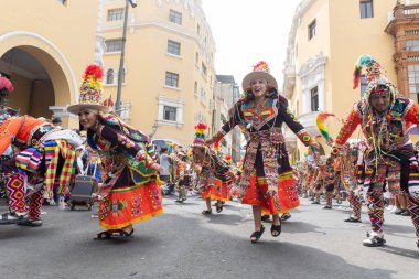4 Şubat 2024, Lima Peru. Dansçılar ve müzik grupları Lima 'nın ana meydanında Candelaria bakiresinin geçit töreninde..