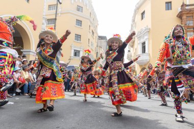4 Şubat 2024, Lima Peru. Dansçılar ve müzik grupları Lima 'nın ana meydanında Candelaria bakiresinin geçit töreninde..