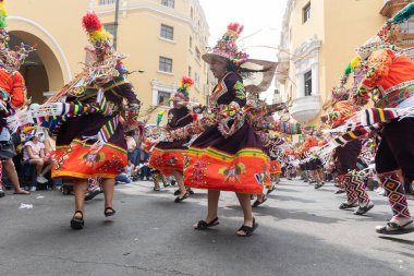 4 Şubat 2024, Lima Peru. Dansçılar ve müzik grupları Lima 'nın ana meydanında Candelaria bakiresinin geçit töreninde..