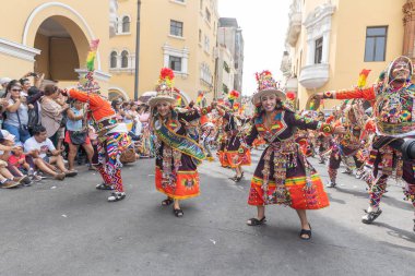 4 Şubat 2024, Lima Peru. Dansçılar ve müzik grupları Lima 'nın ana meydanında Candelaria bakiresinin geçit töreninde..