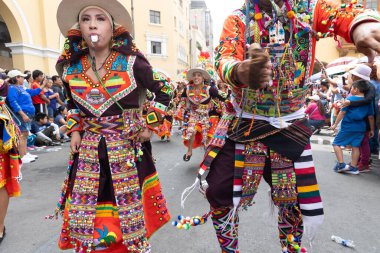 4 Şubat 2024, Lima Peru. Dansçılar ve müzik grupları Lima 'nın ana meydanında Candelaria bakiresinin geçit töreninde..