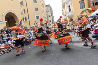 4 Şubat 2024, Lima Peru. Dansçılar ve müzik grupları Lima 'nın ana meydanında Candelaria bakiresinin geçit töreninde..