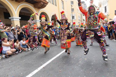 4 Şubat 2024, Lima Peru. Dansçılar ve müzik grupları Lima 'nın ana meydanında Candelaria bakiresinin geçit töreninde..