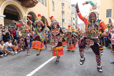 4 Şubat 2024, Lima Peru. Dansçılar ve müzik grupları Lima 'nın ana meydanında Candelaria bakiresinin geçit töreninde..