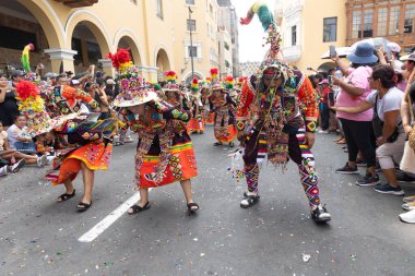 4 Şubat 2024, Lima Peru. Dansçılar ve müzik grupları Lima 'nın ana meydanında Candelaria bakiresinin geçit töreninde..