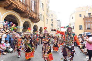 4 Şubat 2024, Lima Peru. Dansçılar ve müzik grupları Lima 'nın ana meydanında Candelaria bakiresinin geçit töreninde..