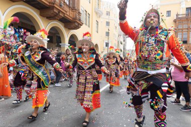 4 Şubat 2024, Lima Peru. Dansçılar ve müzik grupları Lima 'nın ana meydanında Candelaria bakiresinin geçit töreninde..