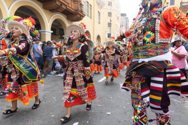 4 Şubat 2024, Lima Peru. Dansçılar ve müzik grupları Lima 'nın ana meydanında Candelaria bakiresinin geçit töreninde..