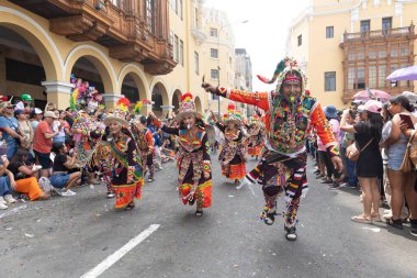 4 Şubat 2024, Lima Peru. Dansçılar ve müzik grupları Lima 'nın ana meydanında Candelaria bakiresinin geçit töreninde..