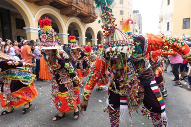 4 Şubat 2024, Lima Peru. Dansçılar ve müzik grupları Lima 'nın ana meydanında Candelaria bakiresinin geçit töreninde..