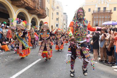 4 Şubat 2024, Lima Peru. Dansçılar ve müzik grupları Lima 'nın ana meydanında Candelaria bakiresinin geçit töreninde..