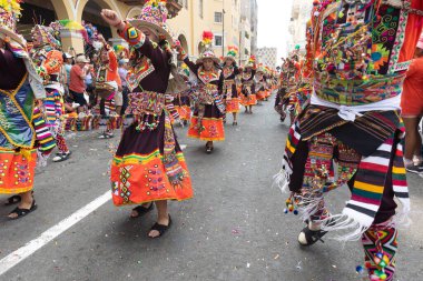 4 Şubat 2024, Lima Peru. Dansçılar ve müzik grupları Lima 'nın ana meydanında Candelaria bakiresinin geçit töreninde..