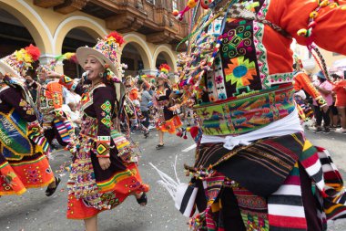 4 Şubat 2024, Lima Peru. Dansçılar ve müzik grupları Lima 'nın ana meydanında Candelaria bakiresinin geçit töreninde..