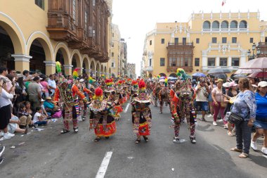 4 Şubat 2024, Lima Peru. Dansçılar ve müzik grupları Lima 'nın ana meydanında Candelaria bakiresinin geçit töreninde..