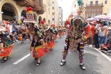 4 Şubat 2024, Lima Peru. Dansçılar ve müzik grupları Lima 'nın ana meydanında Candelaria bakiresinin geçit töreninde..
