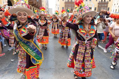 4 Şubat 2024, Lima Peru. Dansçılar ve müzik grupları Lima 'nın ana meydanında Candelaria bakiresinin geçit töreninde..