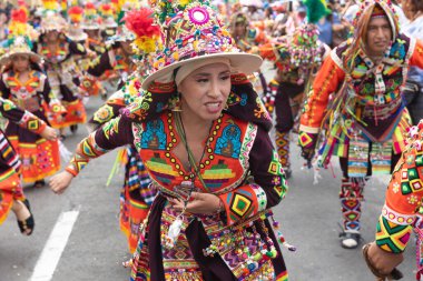 4 Şubat 2024, Lima Peru. Dansçılar ve müzik grupları Lima 'nın ana meydanında Candelaria bakiresinin geçit töreninde..