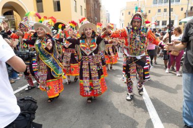 4 Şubat 2024, Lima Peru. Dansçılar ve müzik grupları Lima 'nın ana meydanında Candelaria bakiresinin geçit töreninde..