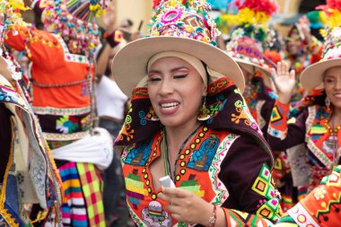 Puno, Peru 'da Mum Festivali. Dansçılar Virg 'e saygılarını sunarlar.
