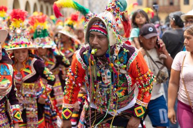4 Şubat 2024, Lima Peru. Dansçılar ve müzik grupları Lima 'nın ana meydanında Candelaria bakiresinin geçit töreninde..