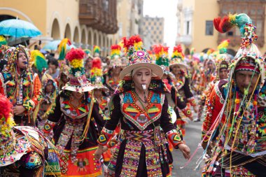 4 Şubat 2024, Lima Peru. Dansçılar ve müzik grupları Lima 'nın ana meydanında Candelaria bakiresinin geçit töreninde..