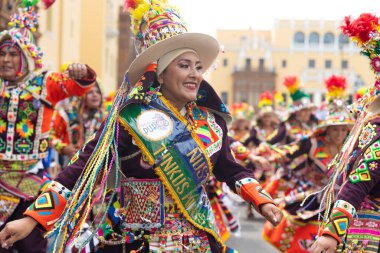 4 Şubat 2024, Lima Peru. Dansçılar ve müzik grupları Lima 'nın ana meydanında Candelaria bakiresinin geçit töreninde..