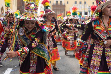 4 Şubat 2024, Lima Peru. Dansçılar ve müzik grupları Lima 'nın ana meydanında Candelaria bakiresinin geçit töreninde..