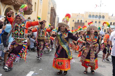 4 Şubat 2024, Lima Peru. Dansçılar ve müzik grupları Lima 'nın ana meydanında Candelaria bakiresinin geçit töreninde..