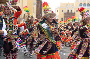 4 Şubat 2024, Lima Peru. Dansçılar ve müzik grupları Lima 'nın ana meydanında Candelaria bakiresinin geçit töreninde..